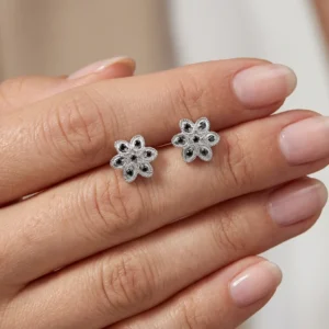 Alternative view of עגילי פרח זהב לבן ויהלומים שחורים