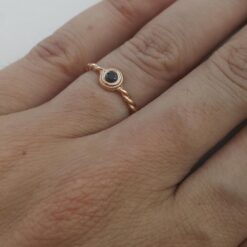 טבעת קלועה עם יהלום שחור