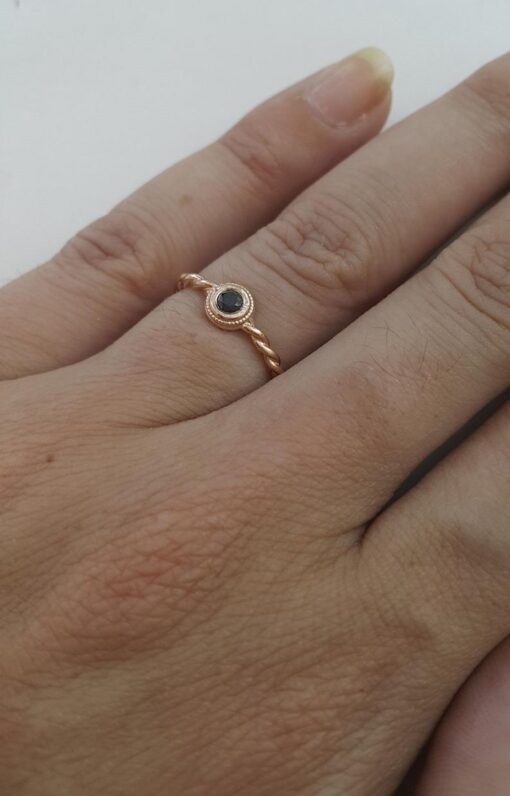 טבעת קלועה עם יהלום שחור