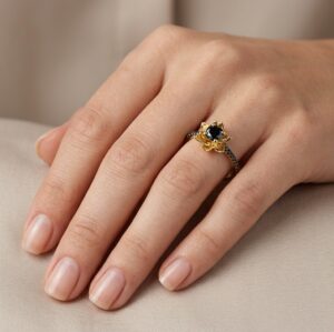 Alternative view of טבעת פרח זהב צהוב 14 קראט ויהלומים שחורים