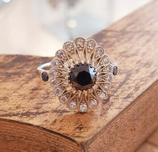 טבעת אירוסין וינטאג' משובצת יהלומים שחורים ולבנים