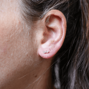 Alternative view of עגילי זהב עדינים משובצים יהלומים